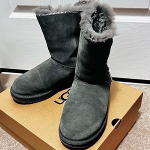 Ugg Classic Zip Boot in size 7